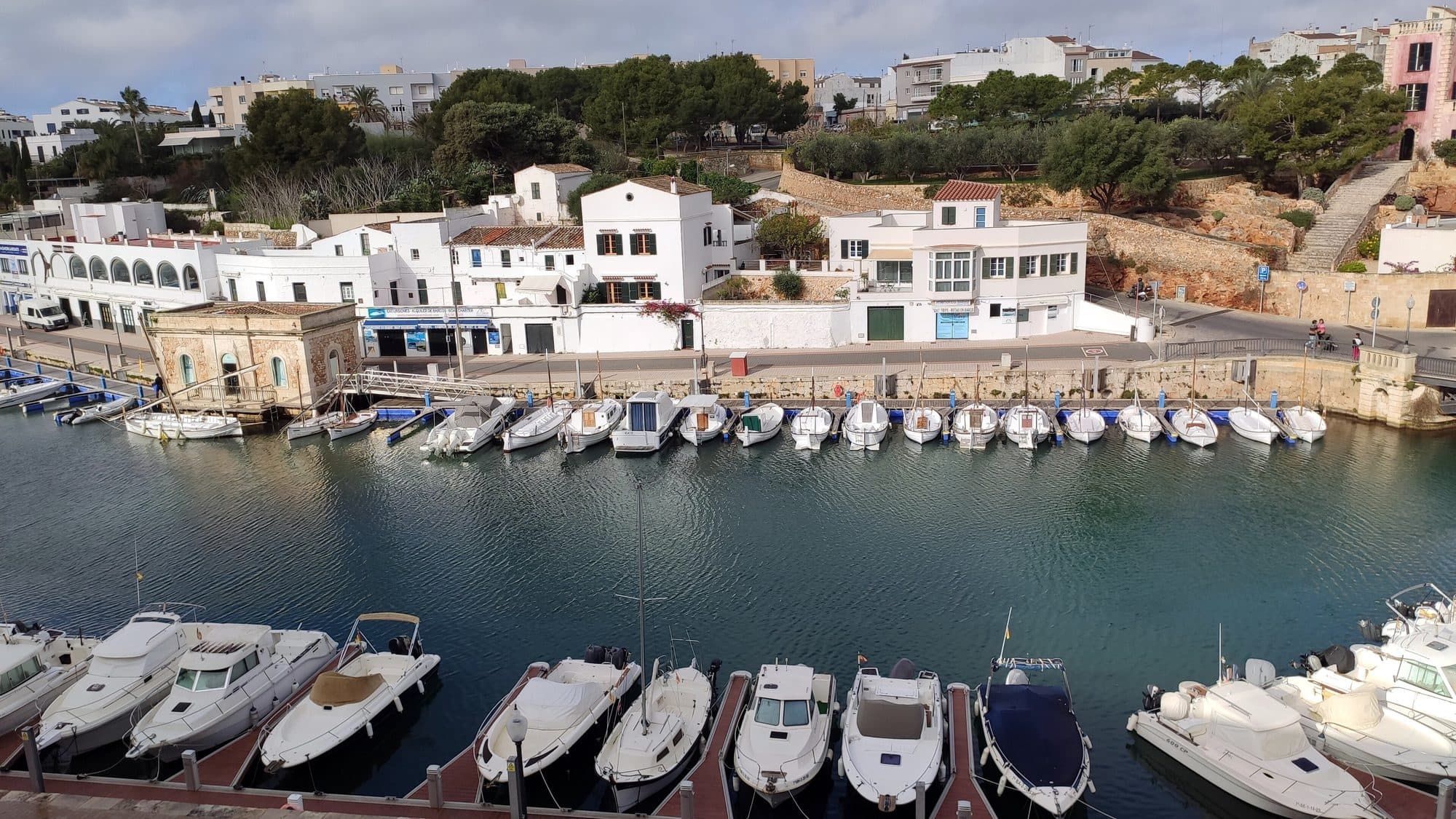 Puerto de Ciutadella con barcos amarrados y casas encaladas